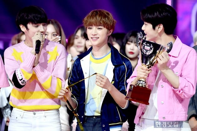 입덕도우미|TXT, 1위에 기뻐서 껑충껑충…'귀여운 소년들~'