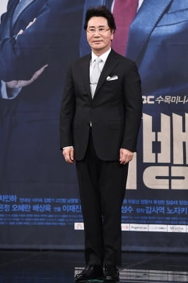 [포토] 유동근, '멋지게 슈트 차려입고~'