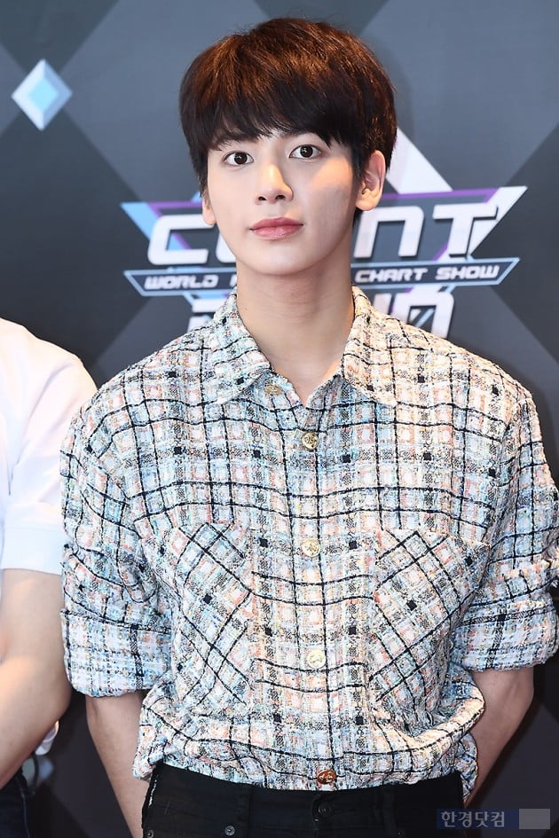 [포토] TXT 태현, '부드러운 눈빛으로 아이컨택~'