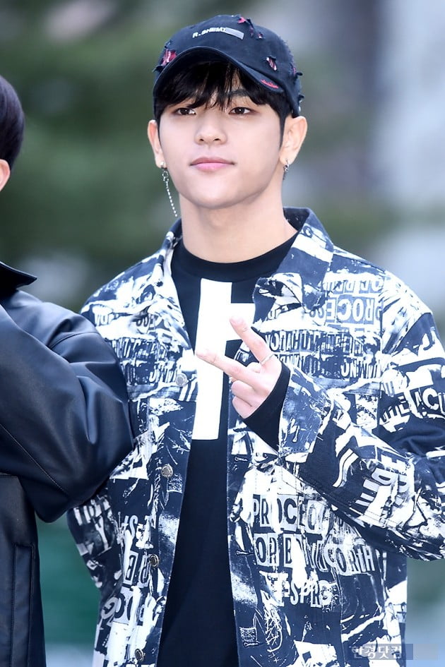 [포토] 스트레이 키즈 우진, '멋지게 브이~'