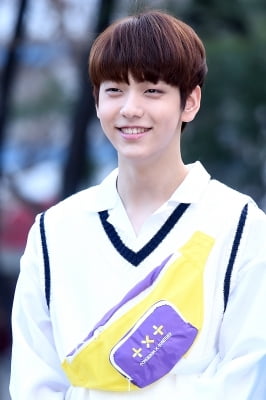 [포토] TXT 수빈, '귀여운 눈웃음~'