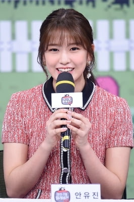  안유진, '사랑스러운 눈웃음~'