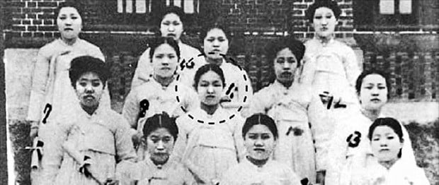 장치혁 전 고합 회장의 어머니인 김숙자 여사는 1919년 경성여자고등보통학교 학생으로 3·1운동에 참여했다. 원 안이 김 여사.  /고려학술문화재단 제공 