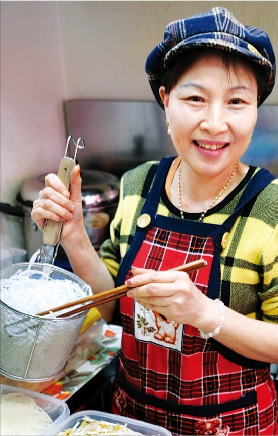 종암시장 ‘베트남쌀국수’의 류티터언 씨가 쌀국수를 만들고 있다. 김보라 기자 