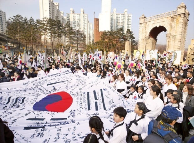 1일 서울 서대문구 독립문 앞에서 한복을 입은 시민들이 대형 태극기를 들고 광화문광장을 향해 행진하고 있다.  /연합뉴스 