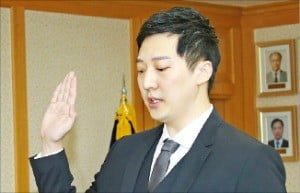 50기 사법연수생 입소식에서 혼자 입소한 조우상 씨가 선서하고 있다.  /연합뉴스 