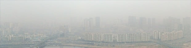 전국 대부분 지역에서 닷새째 미세먼지 비상저감조치가 시행되는 등 미세먼지에 대한 경각심이 커지자 대형 건설회사들이 앞다퉈 실내외 공기청정 기술을 내놓고 있다. 5일 서울 도심을 잿빛으로 뒤덮은 미세먼지.  /연합뉴스 