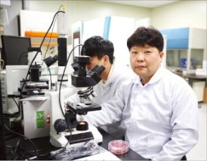 고정문 나비바이오텍 대표(오른쪽)가 충남 천안 본사 실험실에서 검사용 키트로 세균 오염 여부를 검사하고 있다.  /강태우  기자 