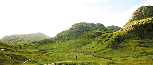 영화 ‘007스카이폴’의 촬영지였던 스코틀랜드 하이랜드 글렌코는 풀과 바위로 뒤덮인 절벽이 광활하고 웅장한 매력을 품고 있다.  