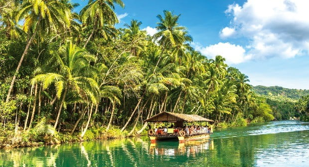 필리핀의 아마존이라 불리는 로복강의 원시림 속을 운항하는 유람선. 