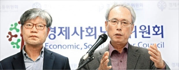 문성현 경제사회노동위원회 위원장(오른쪽)과 박태주 상임위원이 7일 경사노위 사무실에서 탄력근로제 확대 의결 등이 무산된 데 대한 입장을 밝히고 있다. /강은구 기자 egkang@hankyung.com 