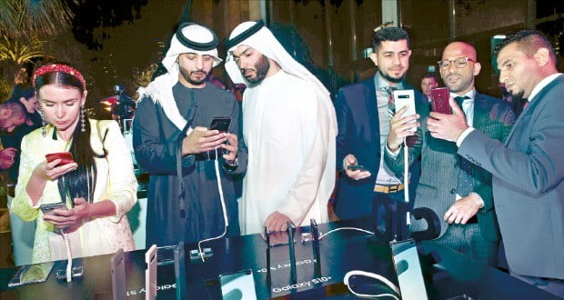 지난 6일 두바이에서 열린 갤럭시S10 출시 행사에서 참석자들이 제품을 살펴보고 있다.  /삼성전자 제공 