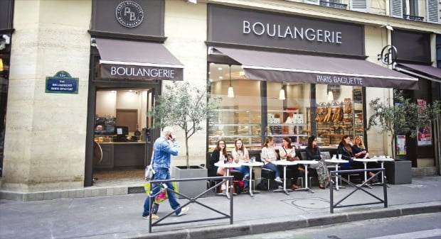 프랑스 파리 중심가에 있는 ‘파리바게뜨 샤틀레 1호점’에서 현지인들이 점심 식사를 즐기고 있다. SPC그룹은 2004년 상하이 1호점을 시작으로 5개국에 400여 개 매장을 운영 중이다.  SPC그룹  제공 