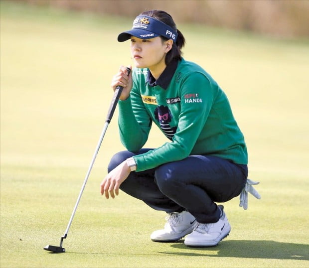 ‘2018 LPGA KEB하나은행 챔피언십’ 에서  전인지가 그린을 살피고 있다.  한경DB 