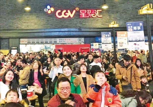 CJ CGV의 중국 사업이 호황이다. 관객들이 가득한 중국 시안CGV 모습. 