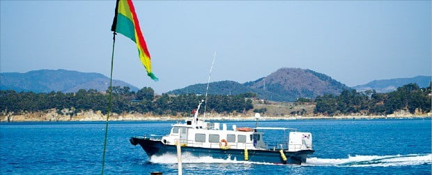 죽도 섬 주민들의 교통수단인 소형 여객선, 죽도는 조선시대 공도정책으로 오랫동안 비워져 있었다. 
 