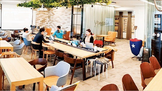 한화에스테이트 직원들이 서울 여의도 63빌딩 내 사내 카페 ‘마당’에 조성된 공유 사무실에서 근무하고 있다.  /한화그룹 제공  