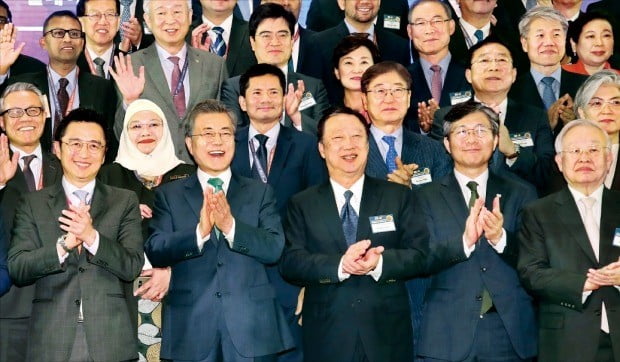 활짝 웃는 문재인 대통령과 韓·말레이시아 기업인