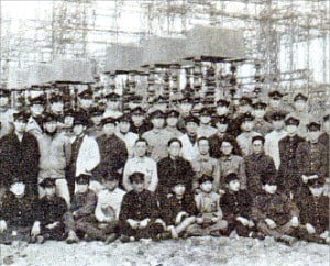 북한 흥남공업기술전문학교 전기과의 일본인 교관과 북한 학생들의 단체사진(1947년) 