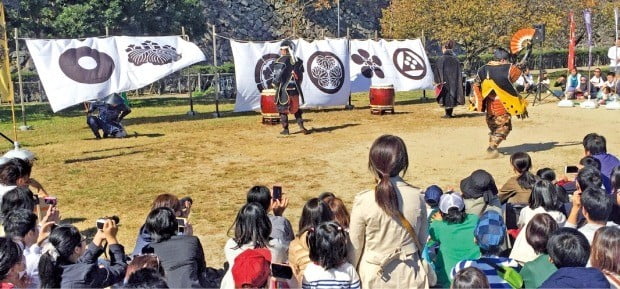 < 나고야성에서 열린 ‘사무라이  공연’ > 일본 나고야시 나고야성 안에서 관광객들이 일본 전국시대를 통일한 도쿠가와 이에야스와 관련된 공연을 보고 있다. /나고야=김병언  기자 misaeon@hankyung.com 