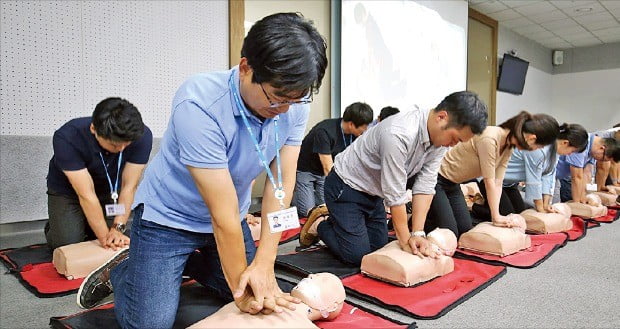 GS리테일 직원들이 서울 역삼동 본사에서 심폐소생술 교육을 받고 있다.  /GS  제공 