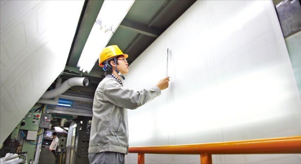 코오롱인더스트리 직원이 안전모를 쓰고 생산 공장을 점검하고 있다. /코오롱 제공
 