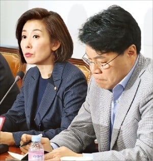 나경원 한국당 원내대표(왼쪽)가 이날 국회에서 열린 ‘4대 악법 저지 긴급대책회의’에서 발언하고 있다. /김영우  기자 youngwoo@hankyung.com