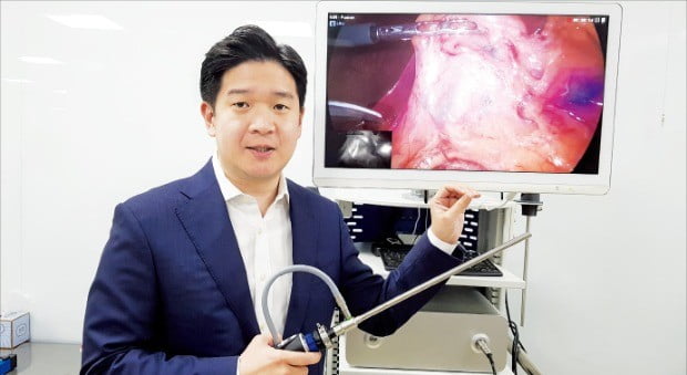 이충희 인더스마트 대표가 내시경 수술용 의료기기인 ‘ITS Model-L’에 대해 설명하고 있다.  양병훈 기자
 