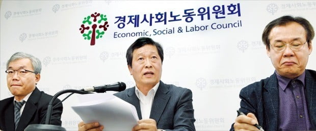 경제사회노동위원회 산하 노사관계제도관행개선위원회의 박수근 위원장(가운데)과 공익위원들이 18일 서울 종로 경사노위에서 기자간담회를 열고 국제노동기구(ILO) 협약 비준에 대한 공익위원 입장을 설명하고 있다.  /허문찬  기자 sweat@hankyung.com