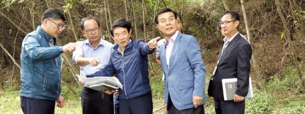 정천석 울산 동구청장(가운데)이 주전 보밑항 해양연안 체험관광단지 조성을 위한 현장 조사를 하고 있다.  /울산 동구 제공 