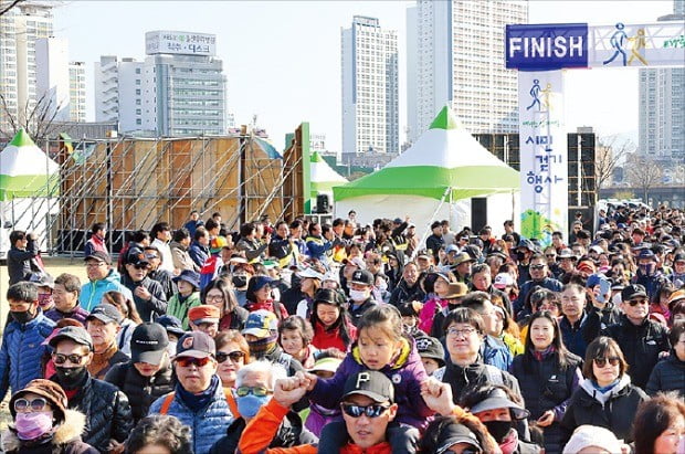 경남은행이 지난 16일 태화강에서 개최한 ‘2019 태화강 십리대밭 시민 걷기 행사’에 3000여 명의 시민이 참가했다.  /경남은행 제공 