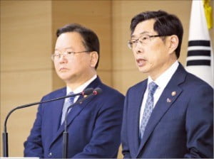 박상기 법무부 장관(오른쪽)과 김부겸 행정안전부 장관이 19일 정부서울청사에서 긴급 기자회견을 하고 있다. /연합뉴스 