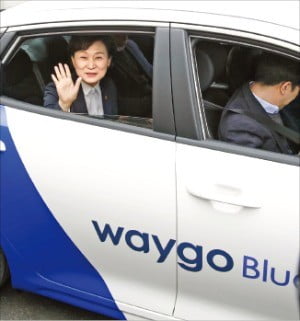 김현미 국토교통부 장관이 20일 서울에서 시범 운행을 시작한 ‘웨이고 블루’ 택시를 시승하고 있다.  /타고솔루션즈 제공 