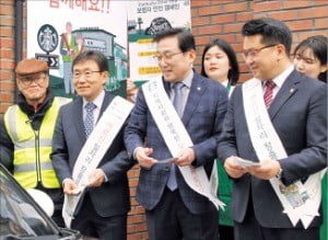 이석구 스타벅스코리아 대표(오른쪽 두 번째)가 보행자 통행안전 시니어 관리원들과 함께 홍보 활동을 하고 있다.  /스타벅스커피코리아