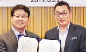문종석 CJ프레시웨이 대표(왼쪽)와 강원중 제이팜스 대표가 21일 인수 본계약을 체결했다. 