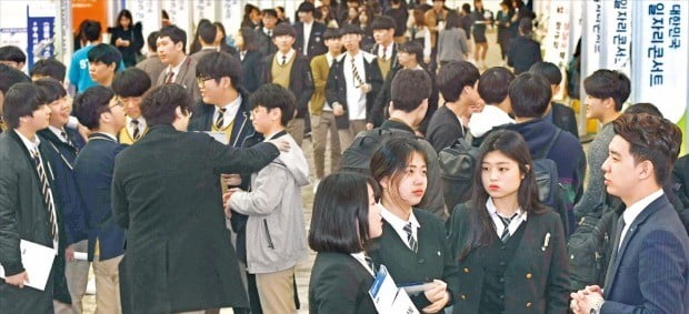 경기 고양시 킨텍스에서 열린 ‘2019 대한민국 고졸인재 일자리 콘서트’가 21일 이틀간의 일정을 마치고 폐막했다. 전국 각지 3만여 명의 학생들이 행사장을 찾았다. /신경훈  기자 khshin@hankyung.com