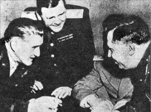 미소공동위원회에서 협의하는 존 하지 미국군 사령관(왼쪽)과 슈티코프 소련군 사령관(오른쪽). 