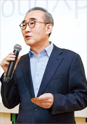 김영섭 LG CNS 사장이 지난 22일 ‘클라우드 사업 전략’을 발표하고 있다.  /LG CNS 제공 
