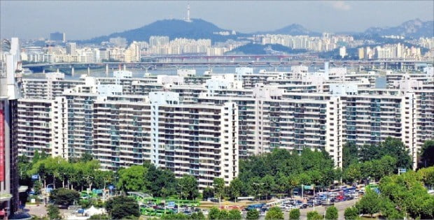 서울 잠실 일대 아파트단지의 호가가 급반등하고 있다. 최근 10여 건의 매물이 거래되며 호가가 1억원 이상 오른 잠실주공5단지.   /한경DB 