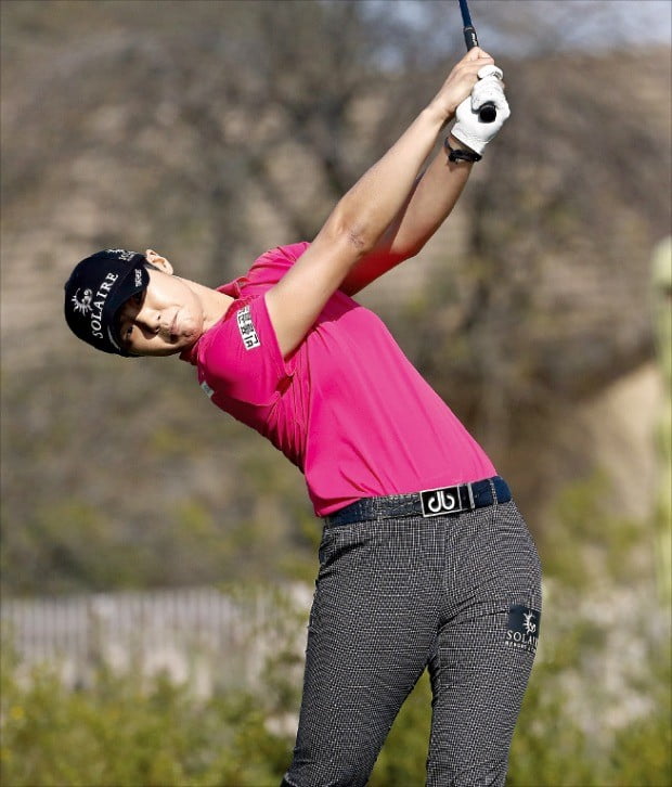 박성현이 24일(한국시간) 미국 애리조나주에서 열린 미국여자프로골프(LPGA) 뱅크오브호프파운더스컵 3라운드 8번홀에서 강력한 드라이버샷을 날리고 있다. /AP연합뉴스