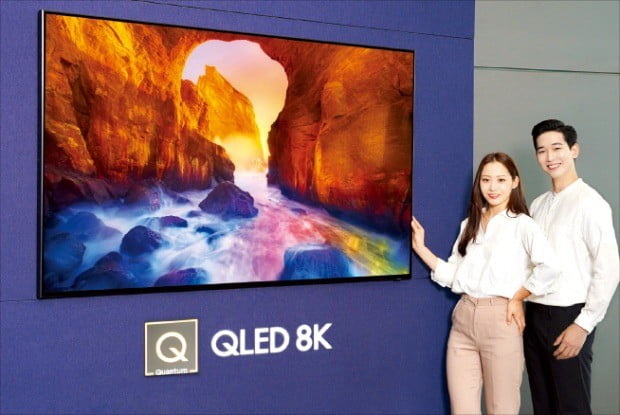 삼성전자가 2019년형 QLED TV를 25일 국내에 내놓았다. 모델들이 삼성 디지털프라자 삼성대치점에서 신제품 QLED TV를 소개하고 있다.   /삼성전자 제공 