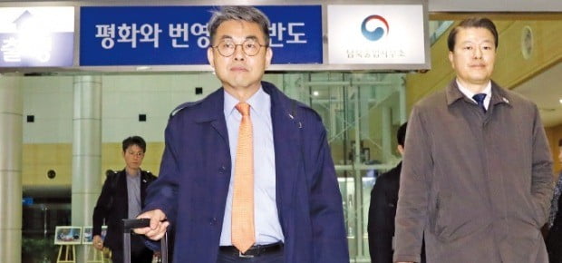 < 개성으로 > 김창수 남북공동연락사무소 부소장(왼쪽)을 비롯한 직원들이 25일 경기 파주시 남북출입사무소를 통해 개성으로 출경하고 있다.  /사진공동취재단 