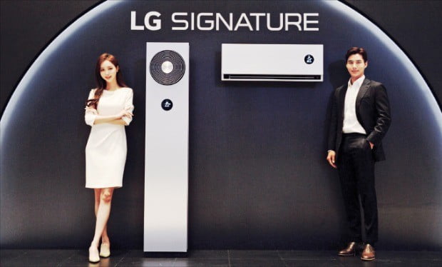 모델들이 26일 서울 마곡동 LG 사이언스파크에서 LG 시그니처 에어컨을 선보이고 있다.  /LG전자 제공 