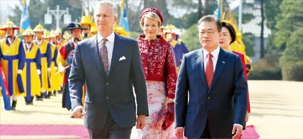 문재인 대통령 내외와 필립 벨기에 국왕, 마틸드 필립 왕비가 26일 청와대에서 열린 공식환영식에서 의장대를 사열하고 있다.  /허문찬  기자 sweat@hankyung.com