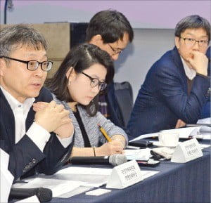 정부가 26일 서울 역삼동 아르누보호텔에서 연 ‘공정경제 간담회’에서 공정거래위원회 공무원과 한국프랜차이즈산업협회 관계자 등이 토론하고 있다.  /공정거래위원회 제공 