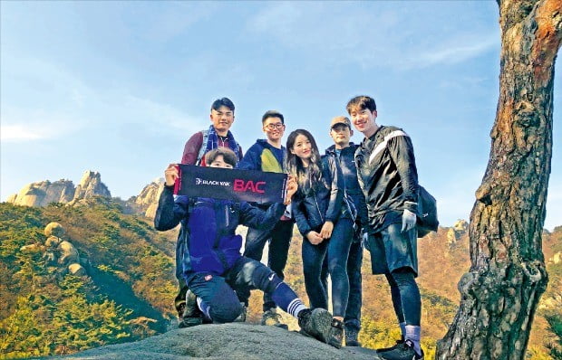 블랙야크 산행 소셜 액티비티 플랫폼 BAC에 참가하고 있는 WRT(Wild Route Trekking) 크루 멤버들.  /블랙야크 제공  