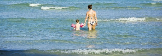 코사무이 섬 동쪽 차웽비치의 바다는 수심이 깊지 않아 아이들이 마음 놓고 물놀이를 즐길 수 있다. 