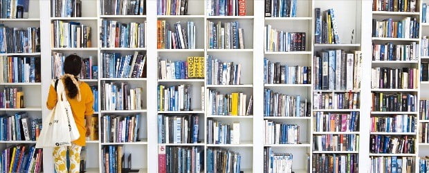 책으로 벽면을 가득 채운 라이브러리 호텔의 도서관. 
 