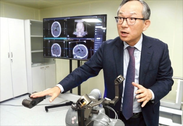 고광일 고영테크놀러지 대표가 용인연구소에서 뇌수술보조로봇에 대해 설명하고 있다.  /한경DB 