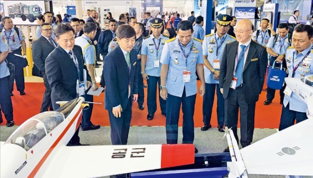 김조원 KAI 사장(앞줄 오른쪽 두 번째)이 방산 전시회 ‘LIMA 2019’에 참석해 유유 수티수나 인도네시아 공군참모총장(세 번째)에게 KT-1 항공기를 설명하고 있다. /KAI 제공 